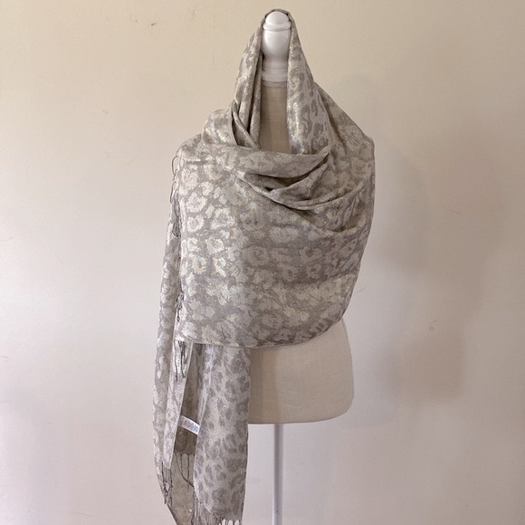 West Loop women’s sparkle silver gray metallic shawl, wrap, scarf animal print - Picture 7 of 17